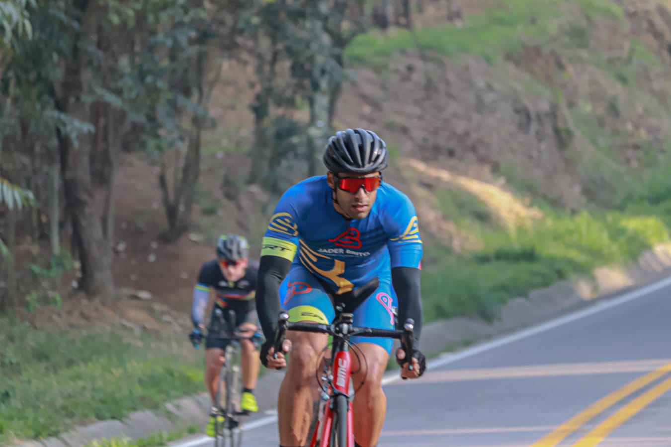 Jader Brito realizando ajuste de Bike Fit profissional em Sorocaba